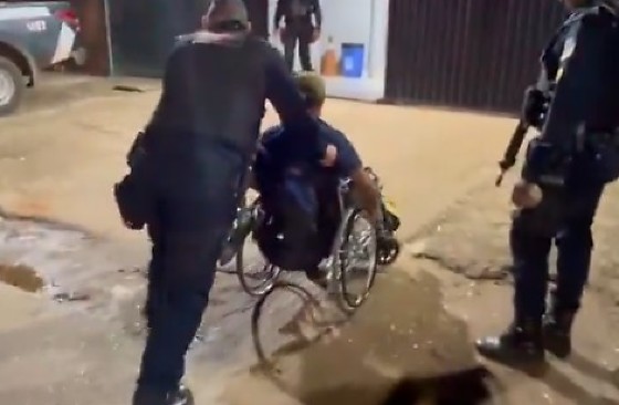 Cadeirante é preso após roubar bebida em supermercado