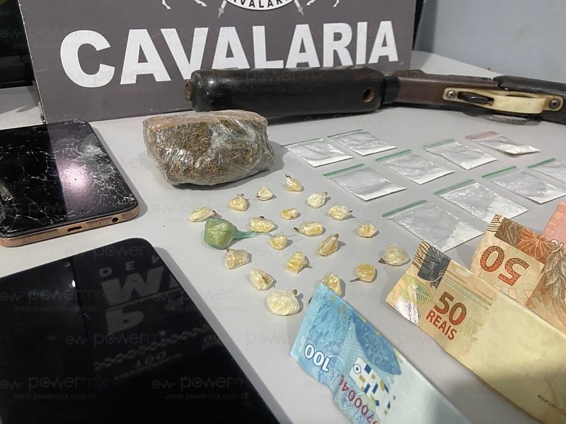 Cavalaria da PM apreende espingarda e drogas em operação no bairro Primavera 2, em Nova Mutum/TM