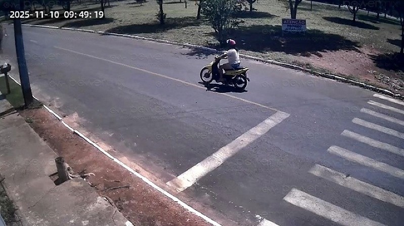 Mulher é flagrada circulando com moto furtada em Nova Mutum/MT; veículo havia sido levado em frente ao PSF Arara Azul; Veja vídeo