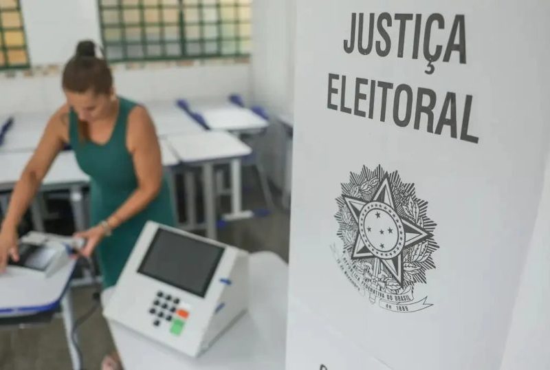 900 urnas foram substituídas até o meio-dia, informa TSE