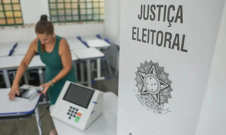 900 urnas foram substituídas até o meio-dia, informa TSE