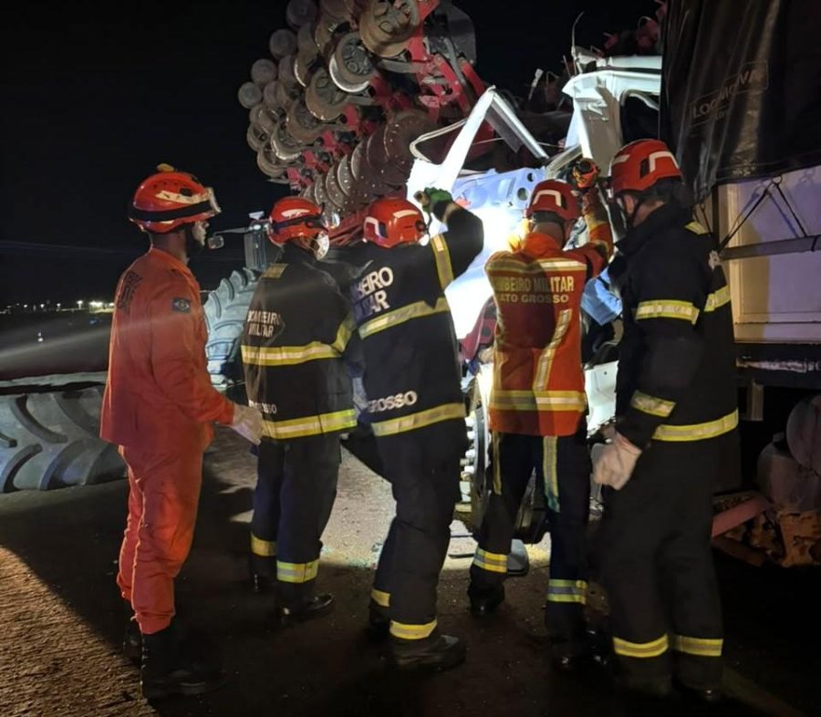 Acidente entre caminhonete, caminhão e trator deixa dois mortos na BR-158 em MT