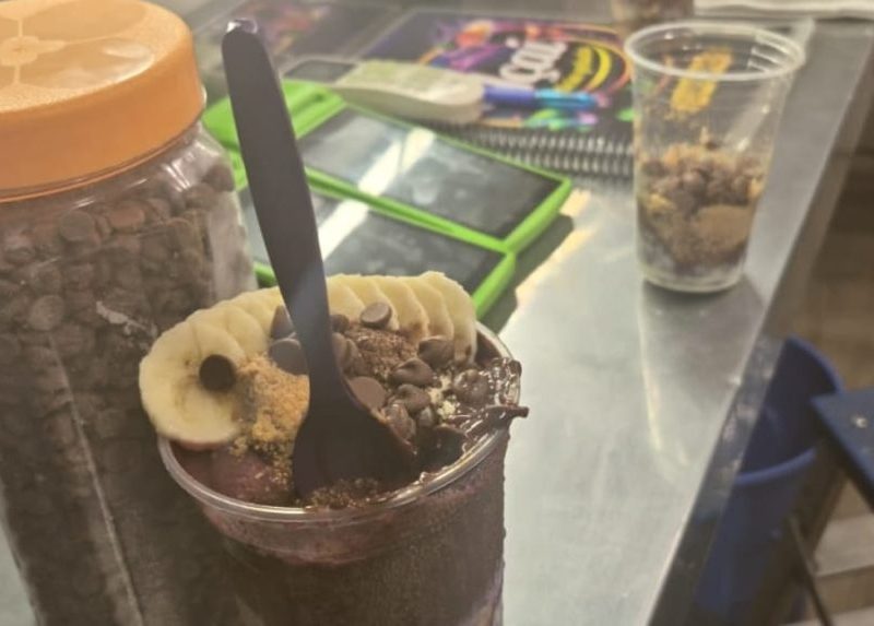 Adolescentes comem açaí após invadir quiosque em MT