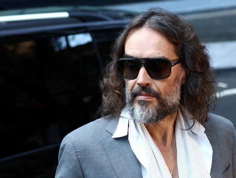 Amiga de mulher que acusa Russell Brand de estupro diz que ator foi ‘muito violento’