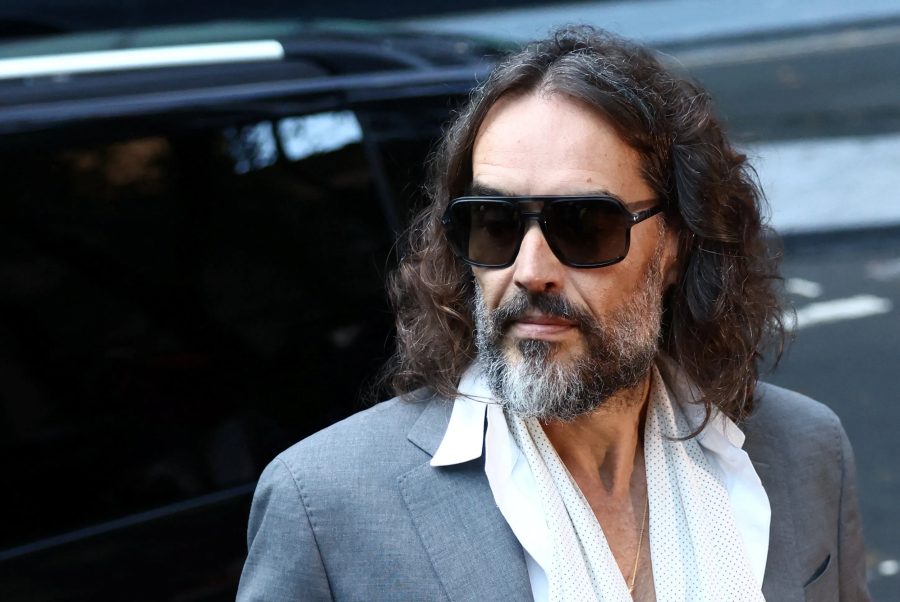 Amiga de mulher que acusa Russell Brand de estupro diz que ator foi 'muito violento'