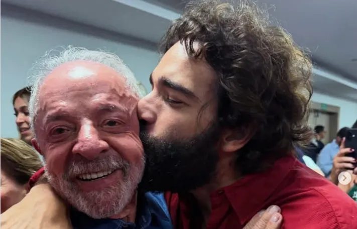 Artistas e famosos comemoram reeleição de Lula para o 4º mandato