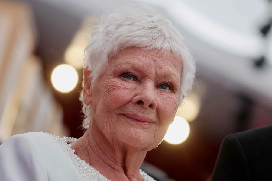 Atriz Judi Dench afirma que piora da visão a impede de continuar atuando