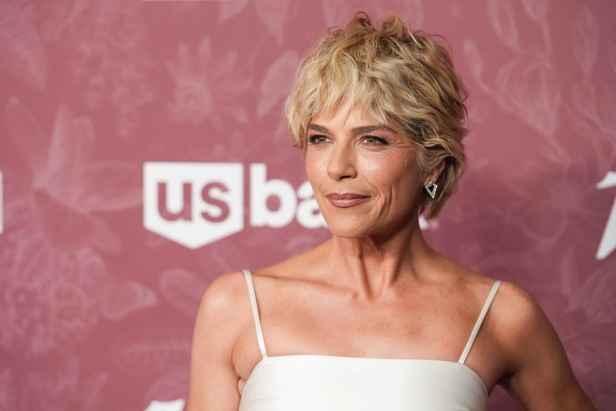 Selma Blair é detida após agredir comissários em voo
