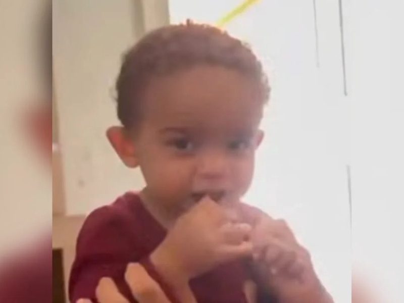 Bebê de 1 ano morre após ser atropelado acidentalmente por carro dirigido pela mãe na garagem de casa