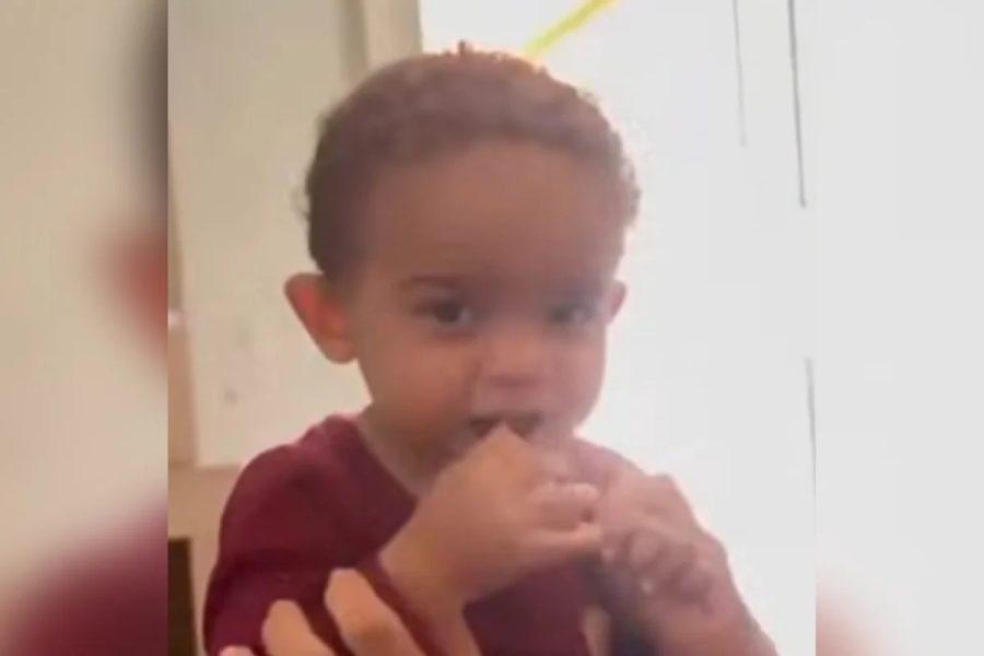 Bebê de 1 ano morre após ser atropelado acidentalmente por carro dirigido pela mãe na garagem de casa