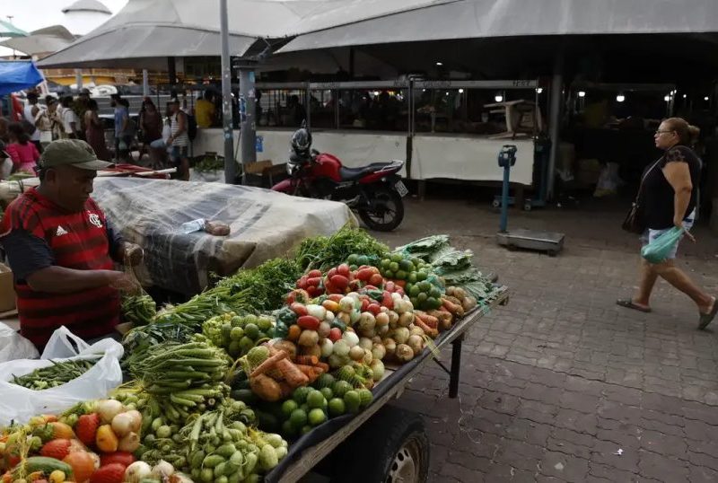 Auxílios sociais são vitais para a economia do interior do Brasil