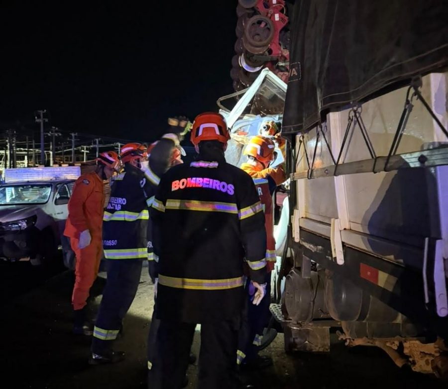 Bombeiros desencarceram corpos de duas vítimas de grave acidente na BR-158