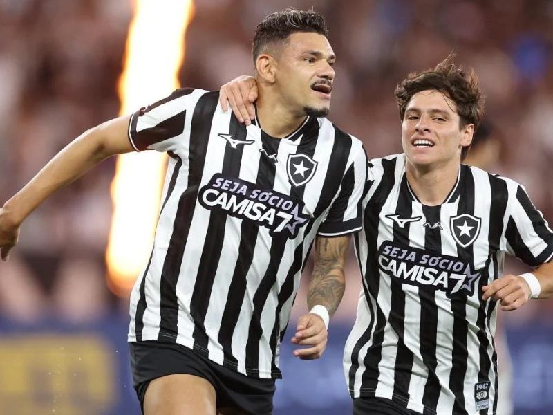Botafogo vence Chapecoense e garante primeiro triunfo com Tite