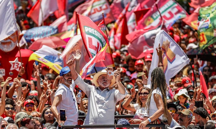 Lula defende fim da escala 6×1 e ataca adversários em ato