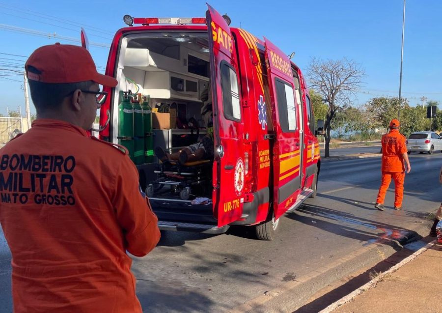 Cachorro atravessa pista e provoca queda de motociclista; três feridos