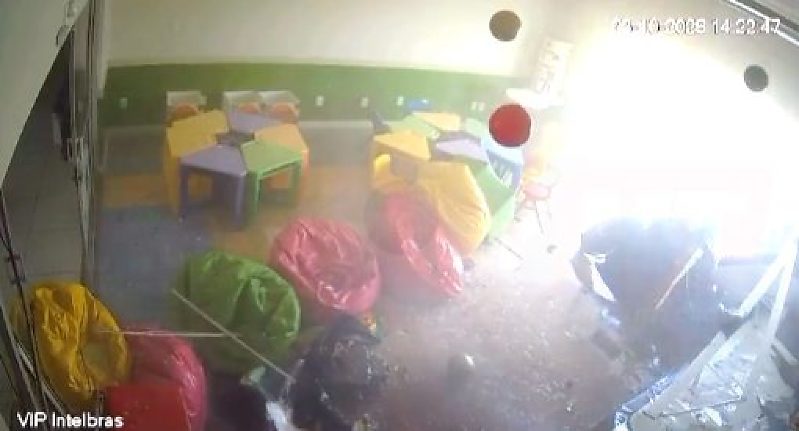 Câmera registra momento em que avião agrícola atinge creche em Campo Verde; veja vídeo