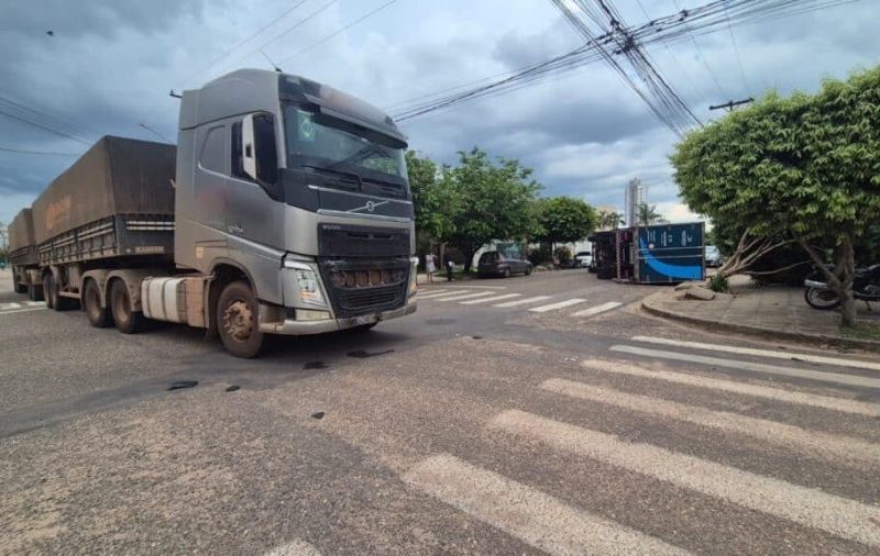 Caminhão tomba após colisão com carreta no cruzamento de ruas em Sinop  