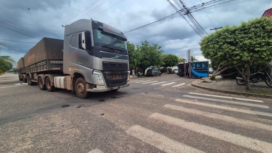 Caminhão tomba após colisão com carreta no cruzamento de ruas em Sinop