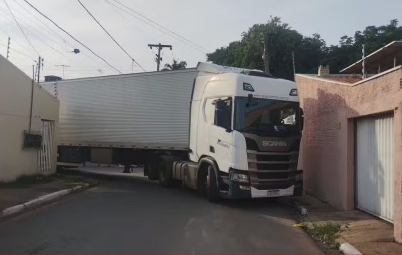 Caminhoneiro bêbado é preso após bater carreta e fechar via em MT