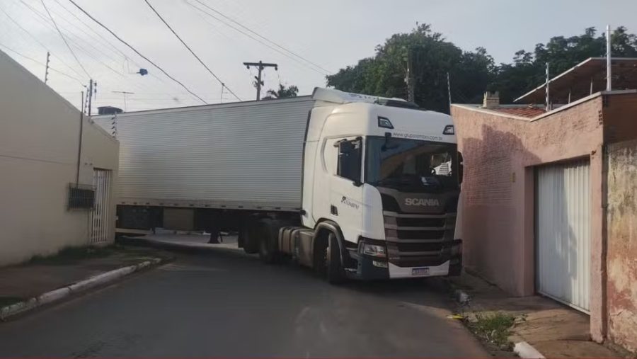Caminhoneiro embriagado é preso em flagrante após bloquear rua com carreta em MT