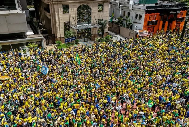 Ato de Flávio Bolsonaro na Paulista destaca anistia e STF