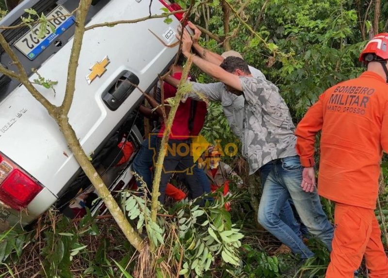 Carro com quatro ocupantes capota durante forte chuva na rodovia entre Tapurah e Sorriso; idosa é socorrida