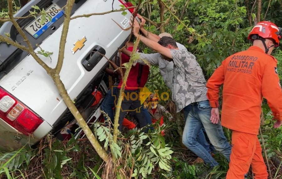 Carro com quatro ocupantes capota durante forte chuva na rodovia entre Tapurah e Sorriso; idosa é socorrida