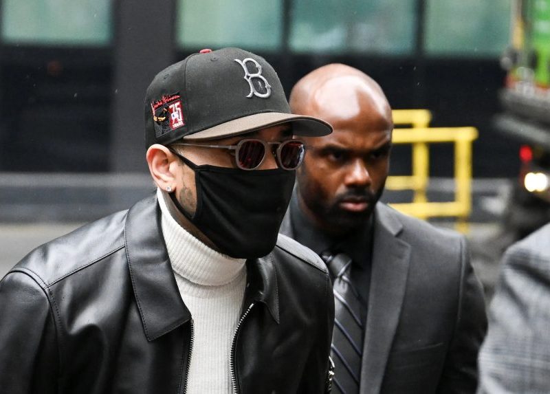 Chris Brown evita prisão após se declarar culpado por incidente em boate no Reino Unido