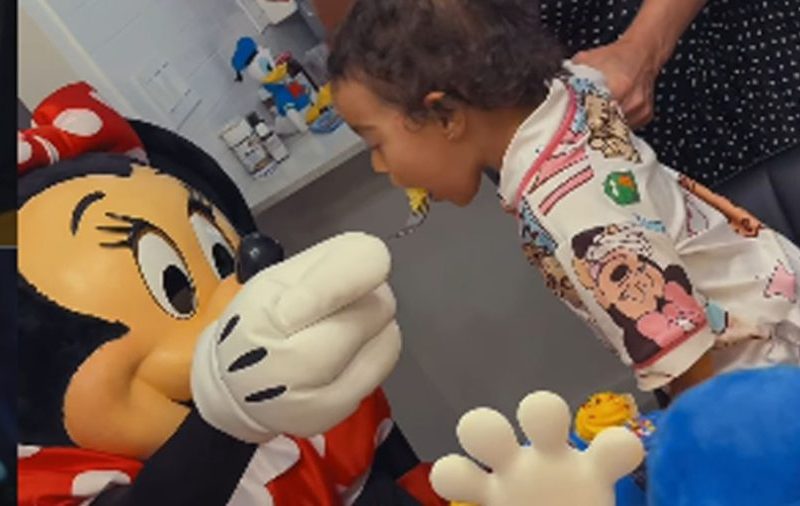 -Clara, filha de Zezé e Graciele ganha café da manhã especial com Mickey e Minnie