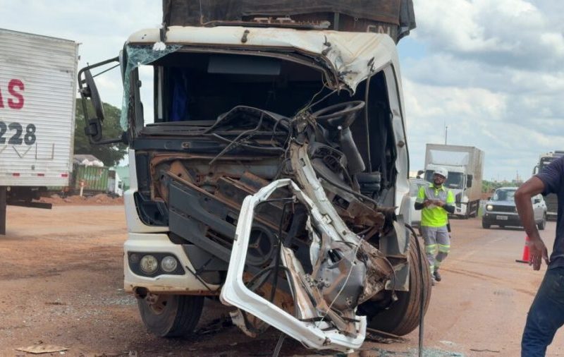 Colisão entre caminhão e carreta deixa motorista ferido e provoca desvio no trânsito da BR-163 em Sorriso