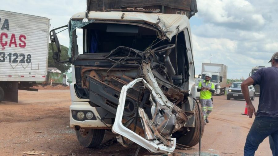 Colisão entre caminhão e carreta deixa motorista ferido e provoca desvio no trânsito da BR-163 em Sorriso