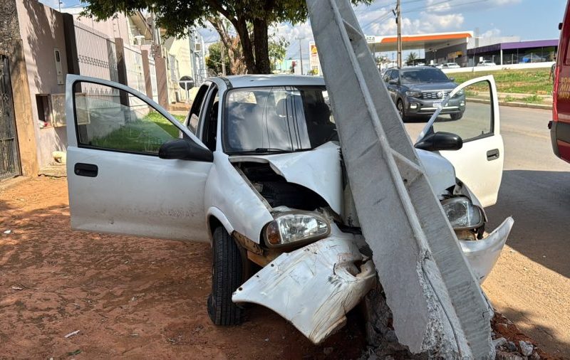 Condutor perde controle de carro e bate contra poste em Sorriso