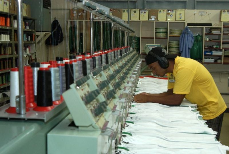 Confiança da indústria cresce em outubro, mas pessimismo persiste