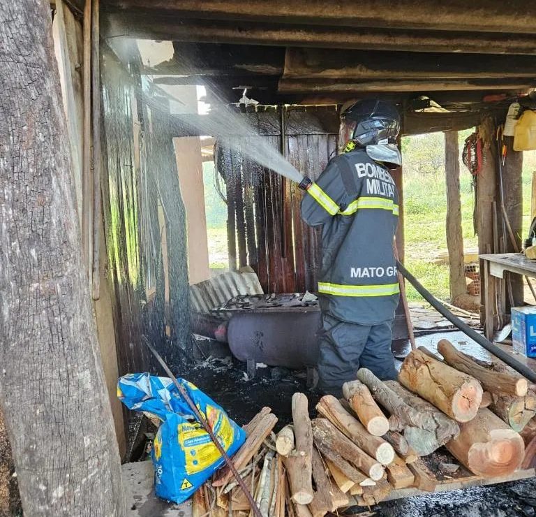 Corpo de Bombeiros combate incêndio em defumador de alimentos em Água Boa