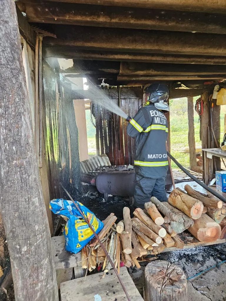 Corpo de Bombeiros combate incêndio em defumador de alimentos em Água Boa