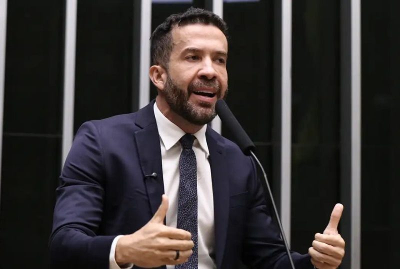 André Janones é internado em UTI de São Paulo após arritmia