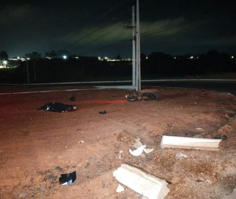 Dois homens morrem após motocicleta atravessar canteiro e parar em rotatória em Alta Floresta
