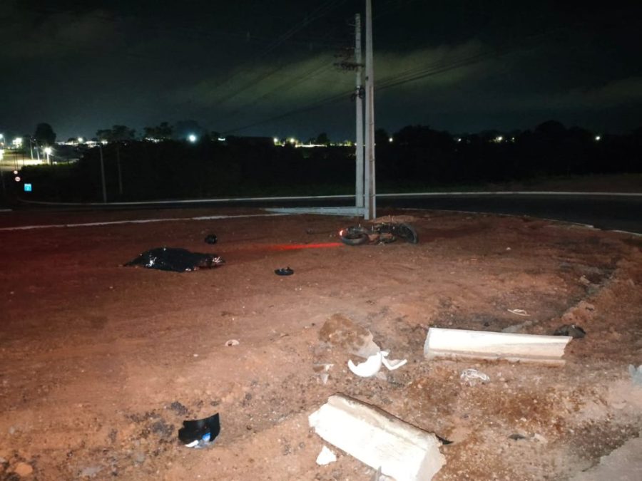 Dois homens morrem após motocicleta atravessar canteiro e parar em rotatória em Alta Floresta