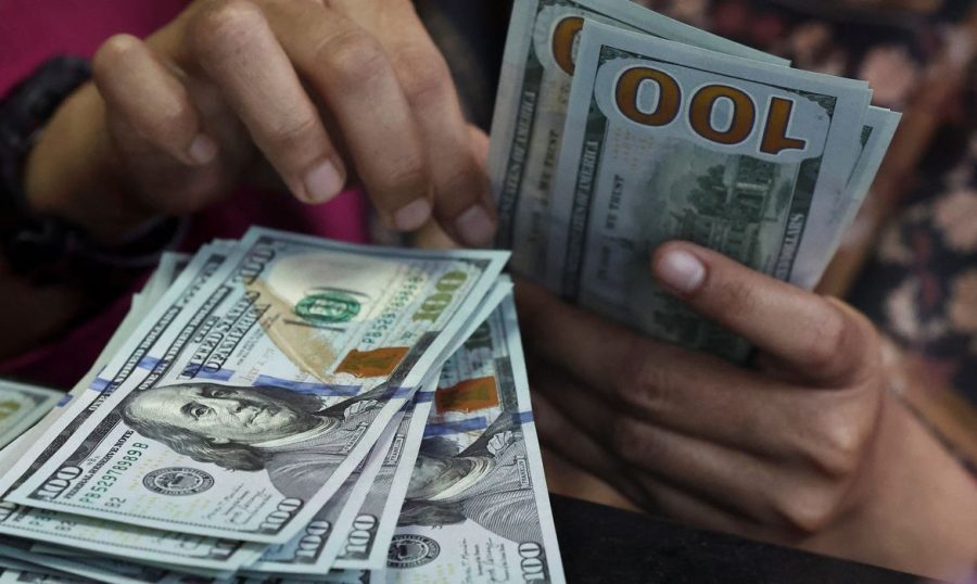 Dólar cai quase 1%, e Ibovespa recua após tombo eleitoral