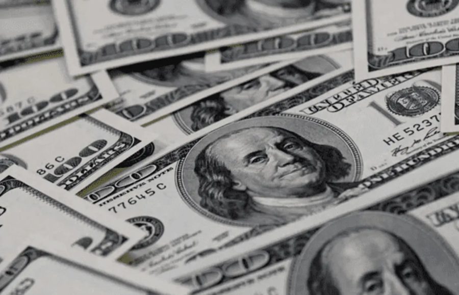 Dólar comercial fecha em queda de 0,49% nesta segunda-feira (19)