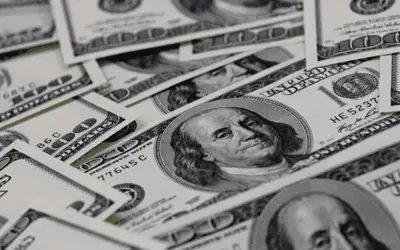 Dólar fecha em forte baixa e encerra o dia cotado a R$ 4,99
