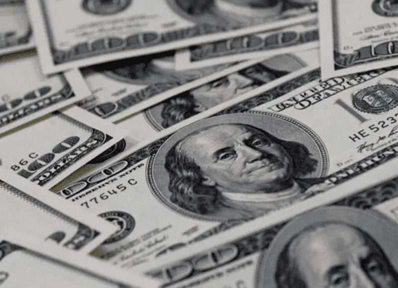 Dólar fecha em leve alta após pesquisa eleitoral reduzir diferença entre Flávio Bolsonaro e Lula
