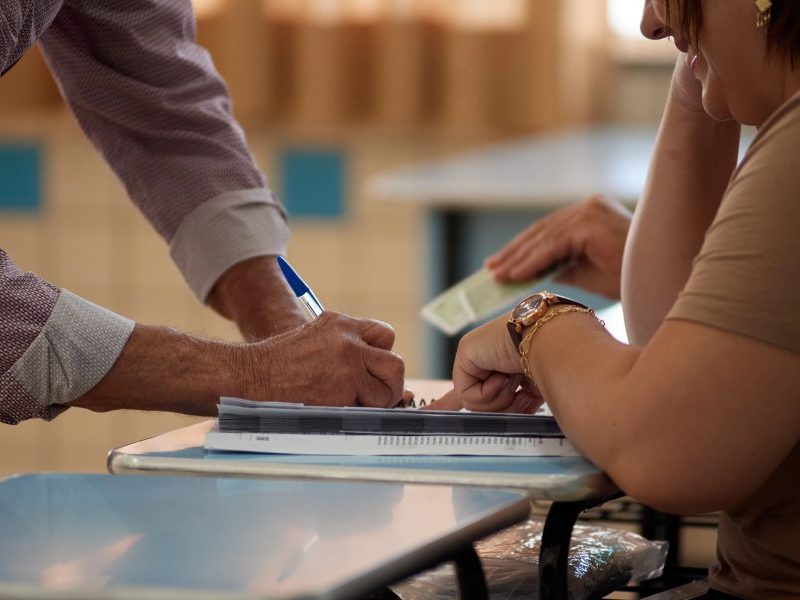 É #FAKE que assinatura de eleitor em caderno de votação pode servir para comprovar eventual fraude nas urnas