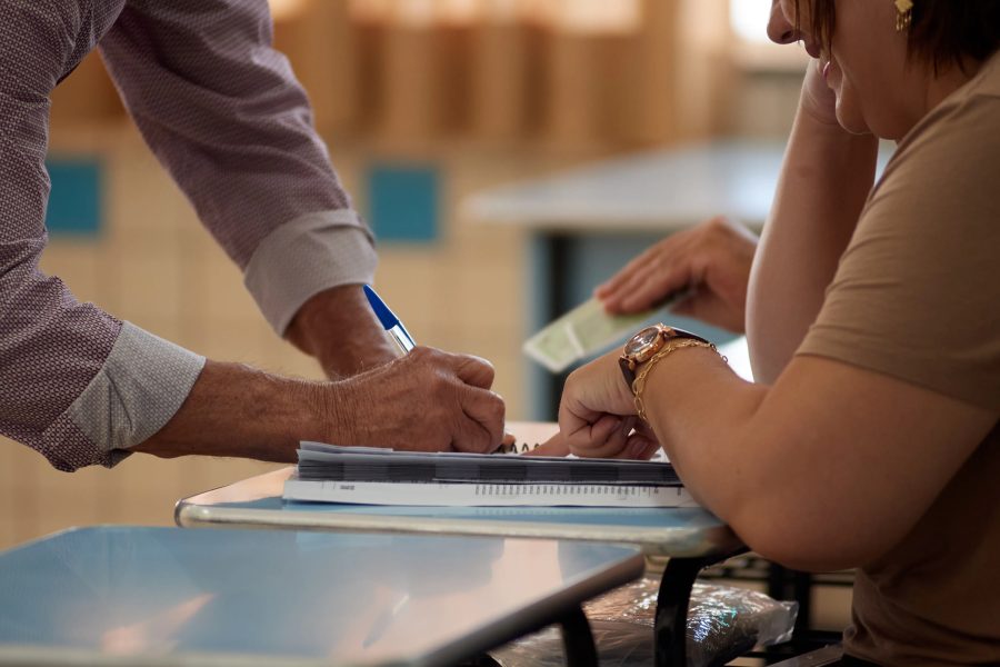 É #FAKE que assinatura de eleitor em caderno de votação pode servir para comprovar eventual fraude nas urnas