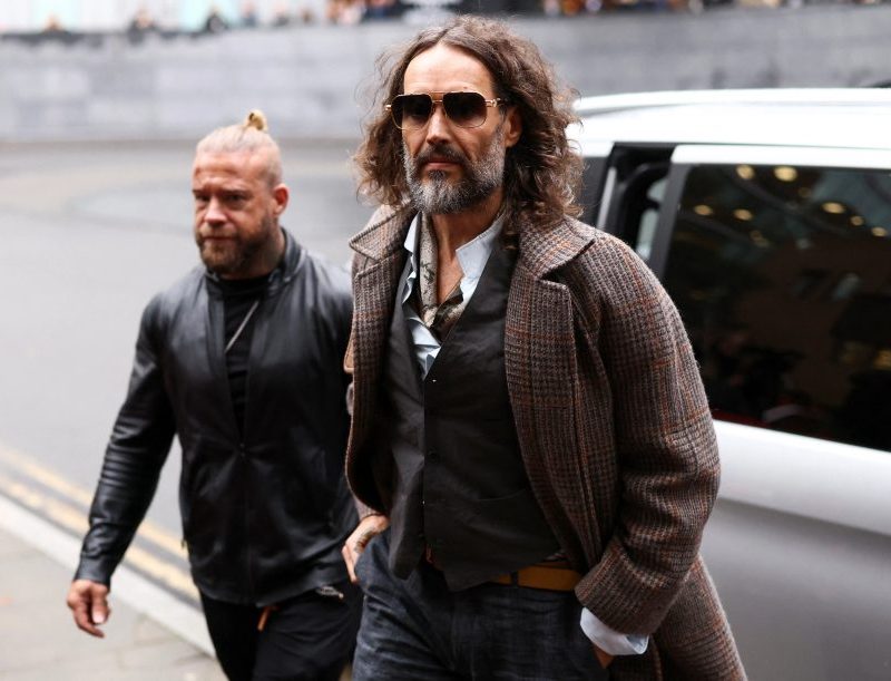 Julgamento de Russell Brand: vítima diz que sofreu abuso
