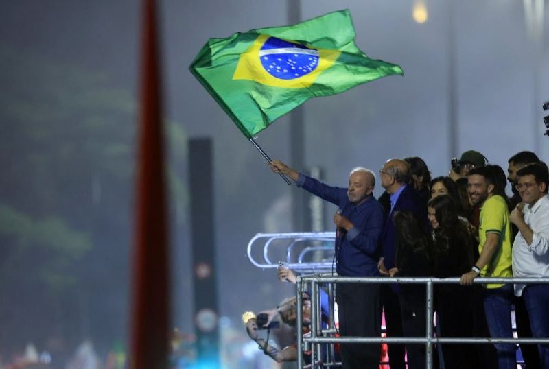 Em festa da vitória, Lula pede que público cante Hino da Independência