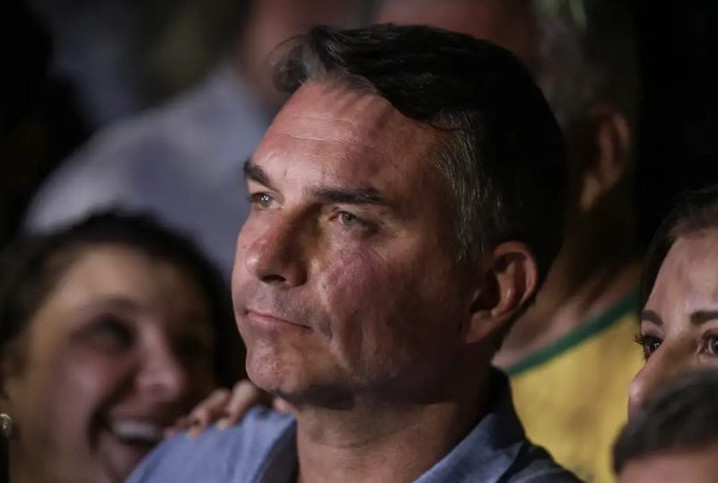 Flávio Bolsonaro evita propostas e nega atos de 8 de janeiro em sabatina