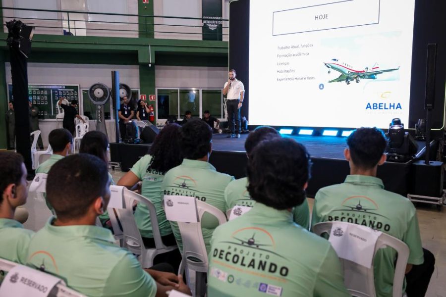 Estudantes da rede pública concluem curso teórico e avançam para banca da Anac