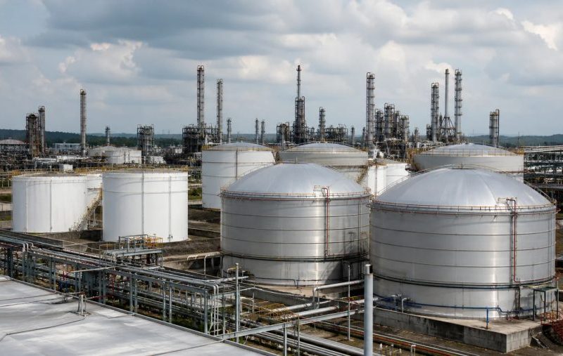 EUA liberam 400 mil barris de reserva de petróleo para refinaria