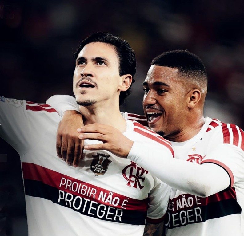 Flamengo atropela o Vasco por 4 a 1 e amplia liderança no Brasileirão
